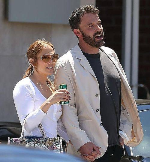 How did Affleck let her go out in this? The attention-grabbing look of Lopez is making headlines on social media