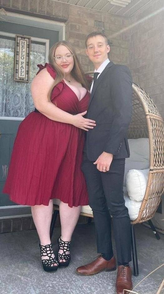 Man mocked for being with 252 lb woman, has the perfect response to shut haters up